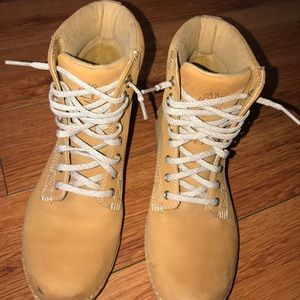 Barely worn lightweight Timbs!